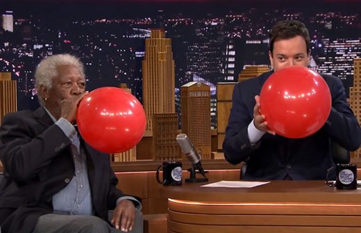 Se vuelve viral entrevista donde Morgan Freeman inhala helio