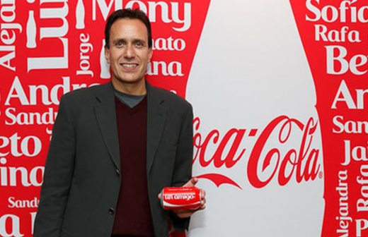 Instalan centros para imprimir latas de Coca-Cola con nombres personalizados