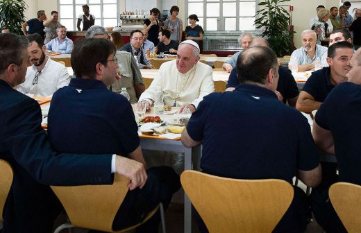 Sorprende el papa al comer con empleados del Vaticano