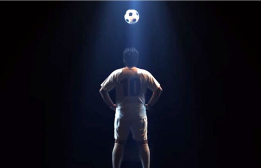 Censuran anuncio de estrella de fútbol por controlar balón con miembro viril