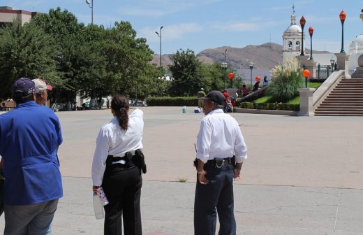 Roban bolsa a vigilante de Plaza del Ángel a la llegada de marcha pitbull
