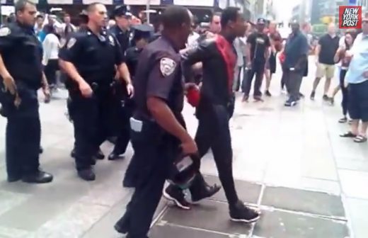 Se vuelve viral video de arresto a Spider-man tras pelearse con policía en NY