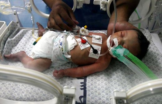 Nace bebé tras la muerte de su madre por bombardeo en Gaza