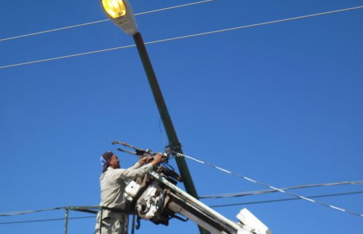 Repara Alumbrado Público del Municipio de Juárez luminarias en Infonavit Casas Grandes
