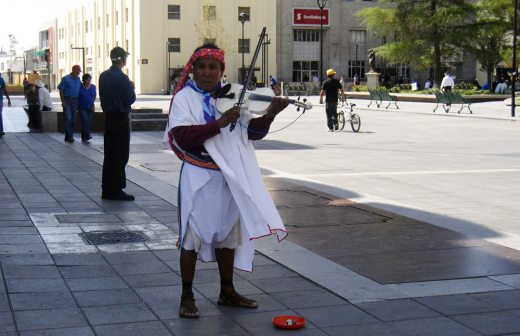 Toca músico Rarámuri en calles del centro