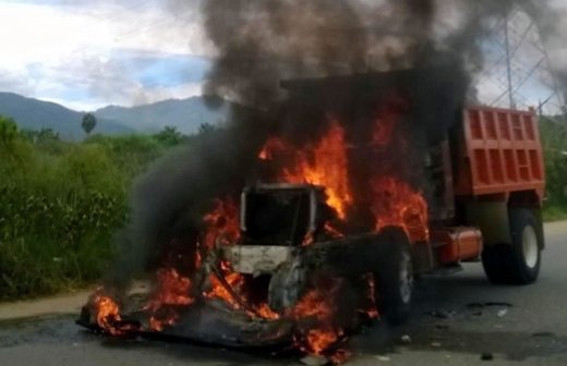 Queman camión transportistas de Oaxaca