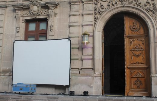 Habilitan pantalla gigante para seguir fusilamiento a las puertas de Palacio