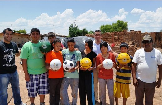 Entrega Municipio material deportivo a niños de asentamientos tarahumaras