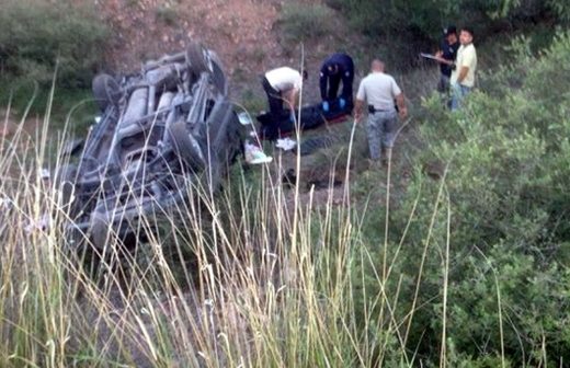 Mueren 2 y se lesionan 5 en volcadura en la carretera Parral-Chihuahua