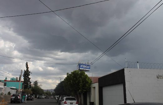 Sorprende a vecinos de San Felipe tormenta al norte de la ciudad