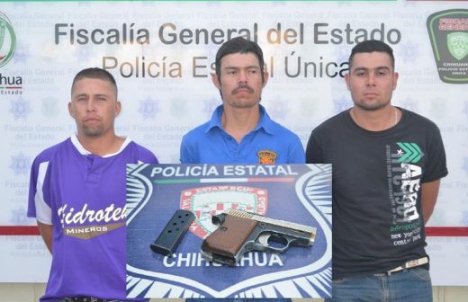 Arrestan a tres a bordo de un vehículo por posesión ilegal de arma de fuego
