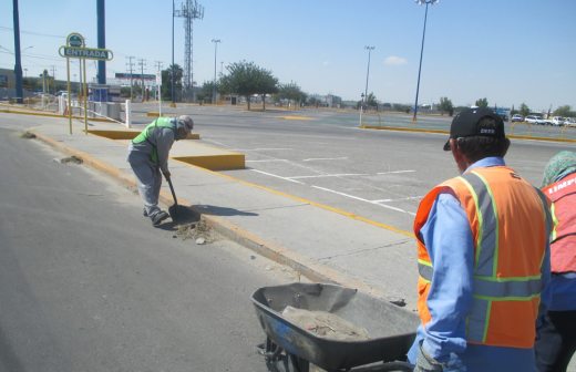 Retiran de la calle basura y tierra provocada por lluvias, en Juárez