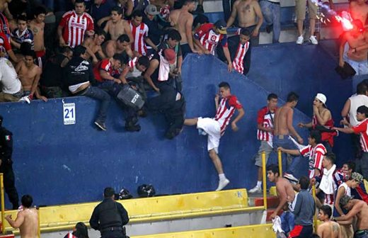 Detienen a presunto agresor en el estadio Jalisco