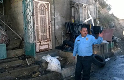 Rescatan policías de incendio a 4 niños y dos mujeres en Juárez