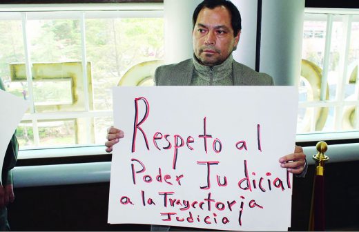 Abogado Oscar Castrejón protesta