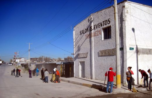 Limpian Municipio y locatarios de Mercados Populares colonia Azteca en Juárez