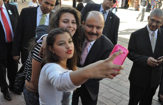 Se toman la selfie con el Gobernador en la Liber