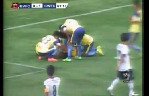 Video: fallece futbolista al festejar gol con marometas