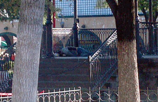 Hallan un muerto en kiosko frente a catedral en Ciudad Juárez 