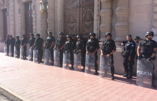 Resguardan 13 antimotines puerta de Palacio pese a receso en la protesta
