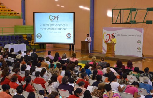 Acuden cientos de mujeres de Ahumada a conferencia de cáncer de mama