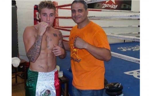 Practica Justin Bieber box con bandera de México en el pantaloncillo