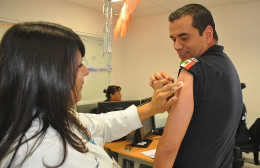 Realizan campaña de vacunación anual para policías contra la influenza