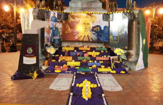 Montan altar en honor a los héroes de la independencia 