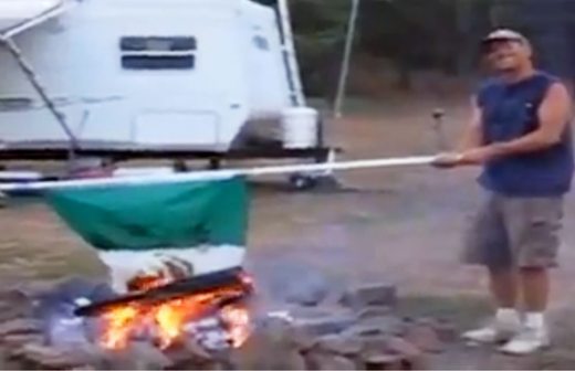 Denuncian a norteamericano quemando bandera mexicana 