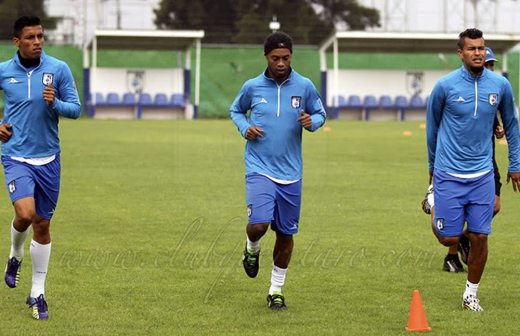 Realiza Ronaldinho su primer entrenamiento con los Gallos