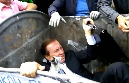 Manifestantes enfurecidos tiran a la basura a diputado en Ucrania