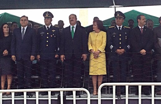 Presiden autoridades el desfile del 204 Aniversario del grito de Independencia 