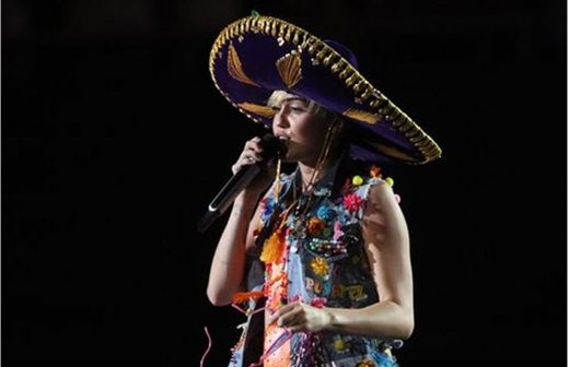 Golpean trasero de Miley con bandera de México