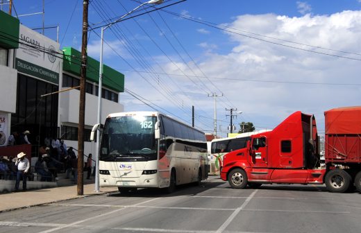 Cierran calle Zarco productores inconformes  y amenazan con tomar Palacio de Gobierno