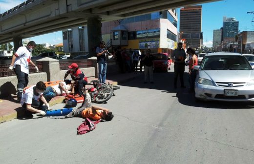 Le pega a motociclista al omitir alto en la avenida Independencia 