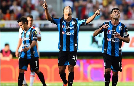 De la mano de Ronaldinho, Gallos golea a las Chivas