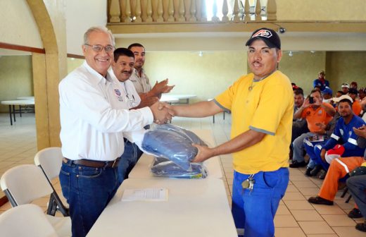 Entregan uniformes a trabajadores sindicalizados de Delicias