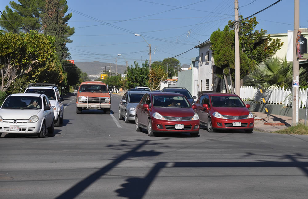 Se aglomeran los autos en la calle Carbonel