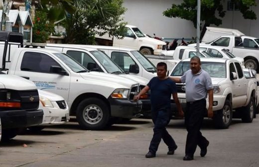 Llevan a penal a 22 policías de Iguala