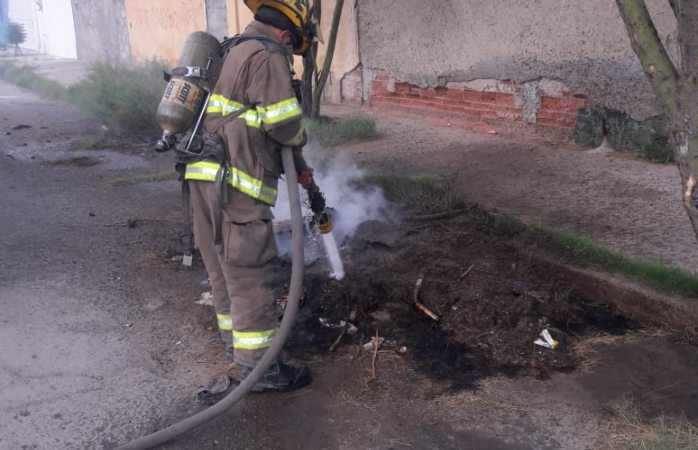 Sofocan bomberos dos incendios