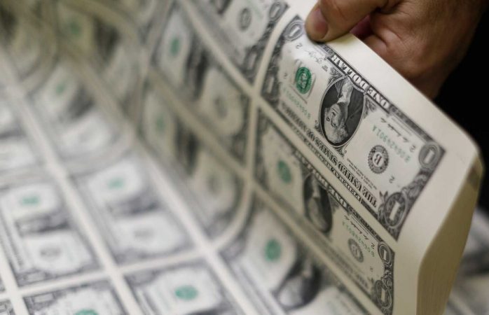 Cierra dolar arriba de los 25 pesos