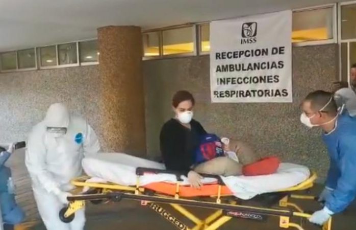 Entre aplausos sale de hospital mujer curada de coronavirus (VIDEO)
