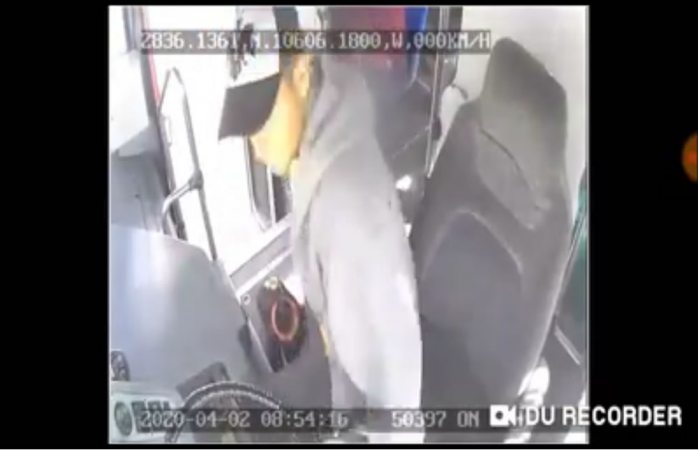 Se descuida camionero y le roban dinero (VIDEO)