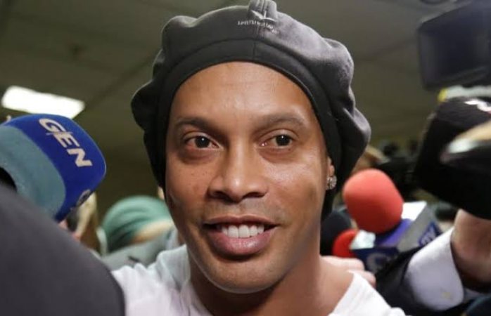 Sale Ronaldinho de la cárcel a prisión domiciliaria en hotel