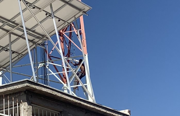 Vuelve a subir ángel a la antena; está asustado