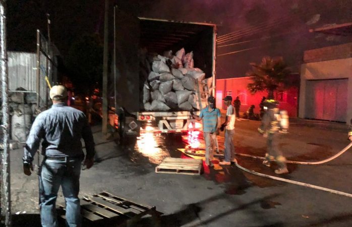 Se incendia caja de trailer en colonia revolución