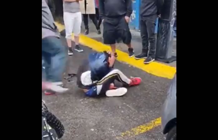Someten a presunto delincuente y lo golpean hasta hacerlo llorar