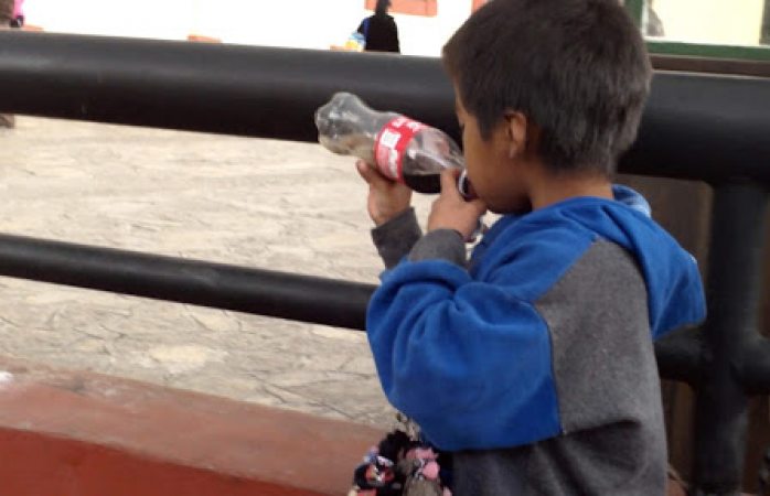 Oaxaca prohíbe venta de refrescos y alimentos chatarra a niños