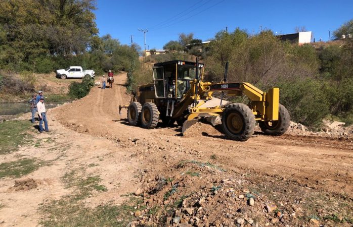 Rastrean caminos rurales previo a temporada de lluvias