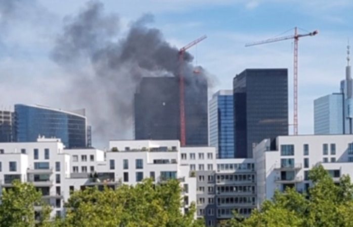 Se incendia torre del world trade center de Bruselas, Bélgica